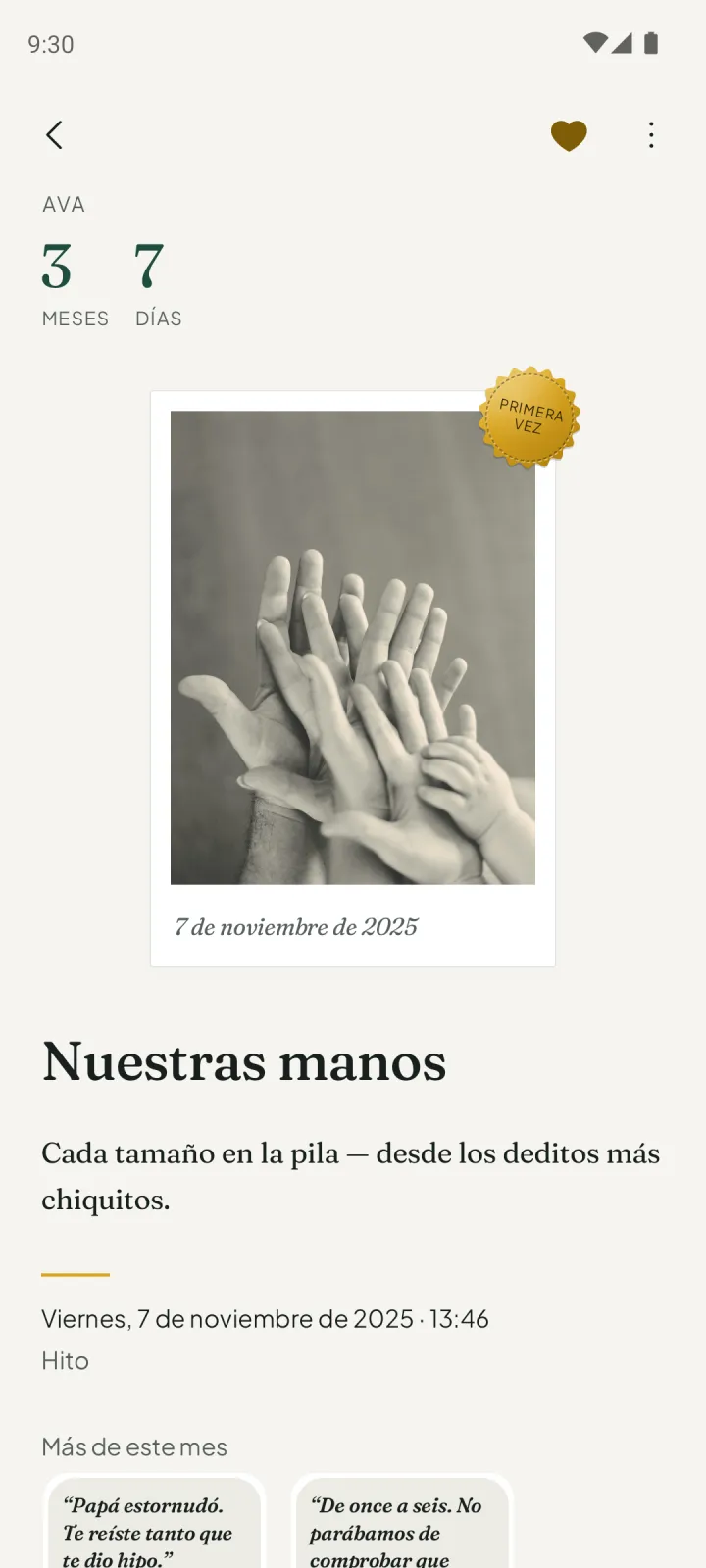 Una página del libro: una foto impresa de las manos de una familia, fechada el 7 de noviembre de 2025, con el sello dorado de Primera vez, la edad de Ava ese día, 3 meses y 7 días, y la historia Nuestras manos
